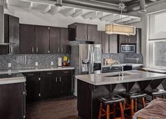 The Loft On Broadway-Downtown - Siloam Springs - Kitchen