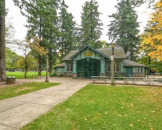 Private Studio, Lofted Bed, Soaking Tub & Patio - Portland - Bâtiment