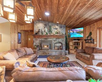 Lakefront Home, with Beach, Dock, Pickleball court, 6 bed 5 bath on Spirit Lake - Spirit Lake - Sala de estar
