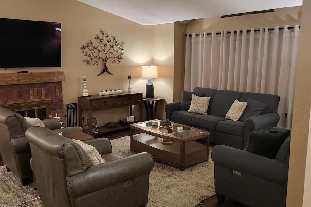 Relaxation meets comfort HERE at Redwood Inn - Porterville - Sala de estar
