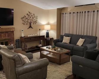Relaxation meets comfort HERE at Redwood Inn - Porterville - Sala de estar