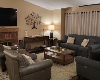 Relaxation meets comfort HERE at Redwood Inn - Porterville - Sala de estar
