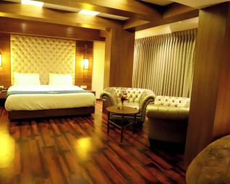 Hotel Reyansh Grand - Boisar - Bedroom