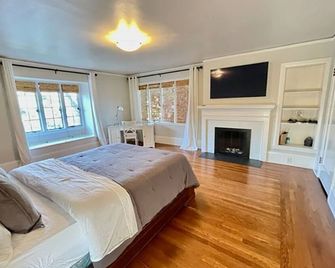 Timeless Tudor w/ Game Room, Pool Table & Hot Tub - סן חוזה - חדר שינה