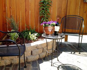 Unique, quiet, private, charming suite in the heart of downtown Huntington. - Huntington - Patio
