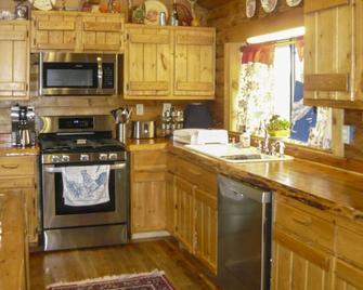 Cozy Immaculate Cabin - Peaceful Retreat! - Cameron - Kitchen