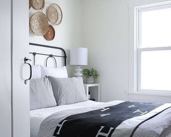 Crooked Lake for fall/winter/spring- Close to Trine Univ & Pokagon State Park - Angola - Bedroom