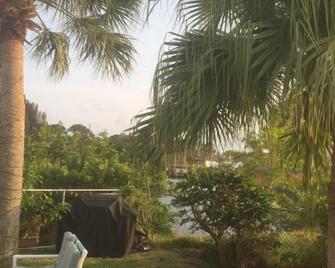 Perfect getaway! Newly remodeled waterfront suite. - North Port - Outdoors view