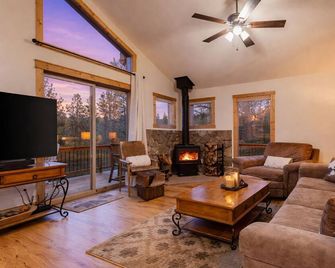 Angler’s Hideout- 2 Bdrm- New- National Forest & River Close-Mountain Views - Pine - Sala de estar