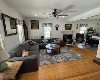 Relax or be active! The choice is yours in this pet-friendly family home. - Norfolk - Sala de estar
