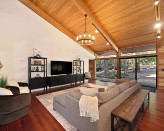 Snowline Lodge with Indoor Pool, Pickleball, Hot Tub and Disc Golf! - Camino - Living room