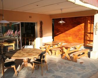 Accoustix Backpackers Hostel - Randburg - Patio