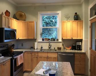 Oliver’s Retreat - Frederick - Kitchen