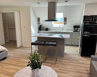 Beatiful Studio in Raynham MA, minutes to shopping, Massasoit State park, etc - Raynham - Kitchen