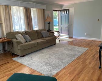 Conviently located cozy 2 bedroom home on quiet street. - Elkin - Living room