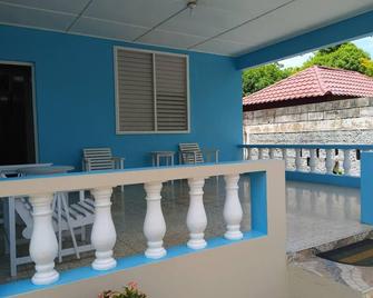 Entire 6-Bedroom Villa Free parking with Fast Wifi - Discovery Bay - Balcony