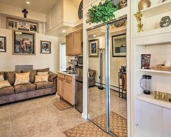 Cozy and Convenient Elmont Retreat with Patio! - Floral Park - Living room