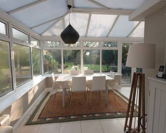 Lovely Cottage & Garden. 5 Min Drive From Paultons Park, Home Of Peppa Pig - Southampton - Dining room