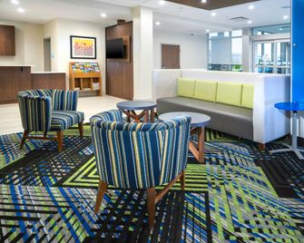 Holiday Inn Express & Suites Fort Myers Airport By IHG - Fort Myers - Building