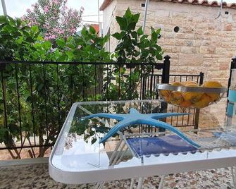 Charming 3-bed House in Tyros - Tyros - Balcón