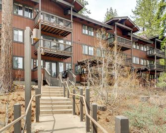 Hike, Sled and Ski! Cozy Tahoe City Condo with Hot Tub - Tahoe City - Edificio