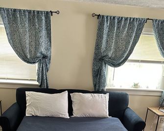 Suttons Bay, in town and steps away from beach walk to everything Suttons Bay - Suttons Bay - Living room