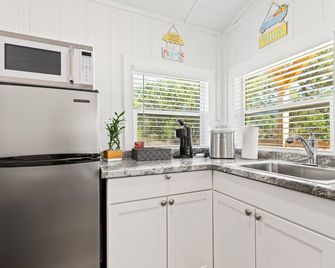 Cabin #2 Zen At The Palms 5 Star Adult Resort minutes from scalloping & fishing - Homosassa