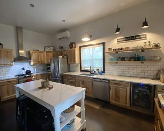 New Waterfront Full Rec Lake Home On Utv Sled Trails Sleeps 10 - Mountain - Cocina