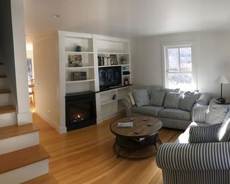 Completely Renovated Historic Home in the Heart of the Berkshires - Stockbridge - Living room