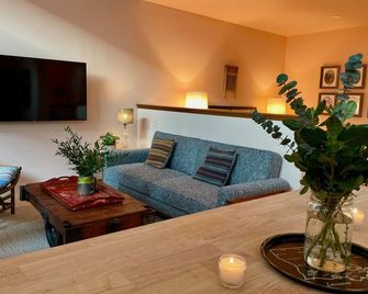 Walk to everything! Quiet downtown guest cottage. - Lafayette - Living room