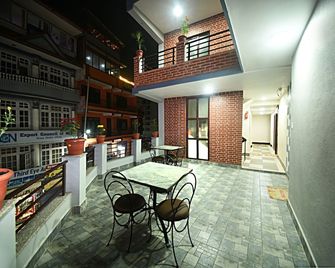 كارما هوتل نيبال - كاثماندو - شرفة مرصوفة