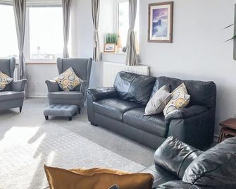 3 bedroom accommodation in Portland, near Weymouth - Portland - Living room