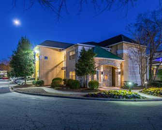 HomeTowne Studios by Red Roof Atlanta NE - Peachtree Corners - נורקרוס - בניין