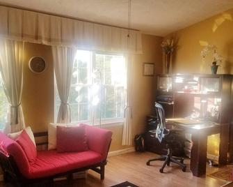 Relaxing, Spacious Master Bedroom in Gorgeous Townhouse - Chantilly - Living room