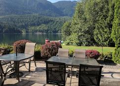 Lake Sutherland Home, Hot Tub, Private Dock, 2 Acres, Bunk House/Game Room! - Port Angeles - Patio