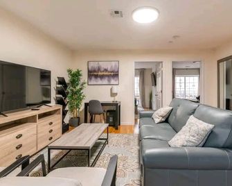 Lovely 2 Bedroom/ Near Ewr/ Free Parking - Newark - Sala de estar