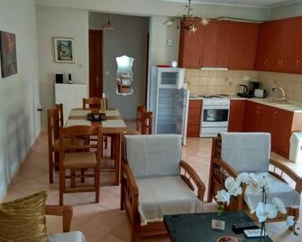 Christos Central Apartment Two Bedroom Apartment Sleeps 5 - Agios Nikolaos - Küche