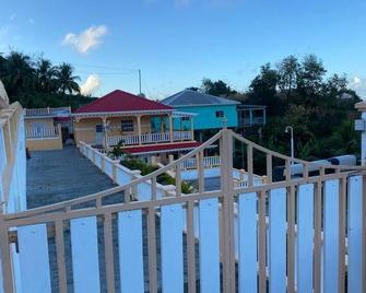 Dalys Luxury Apartments - Kingstown - Balcony