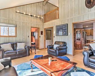 Game Room, Fire Pit Family-Friendly Poconos Haven - East Stroudsburg - Living room