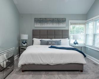 15 Minutes From Phl Airport - Cozy & Modern Rancher Style Home - Chester - Bedroom