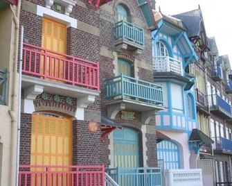 'rental Head to Head to Street': apartment for 2 people, near bay of sum - Rue - Gebäude