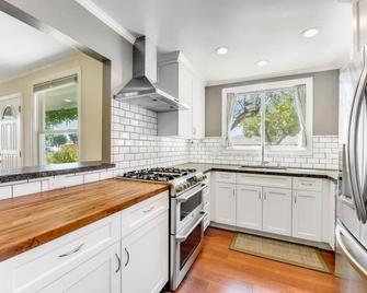 Charming Sky Cove: Sfo Haven - Millbrae - Kitchen