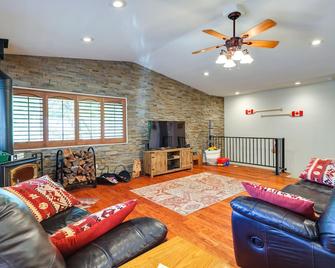 Cozy Mi-Wuk Village Cabin w/ Deck! - Mi Wuk Village