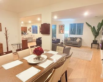 Entire Luxury 4 br House Near River with Hot Tub - Rio Vista - Comedor