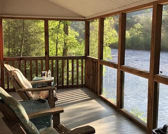 Muddy Feet Retreat - A Cozy Cabin on the Loyalsock Creek - Williamsport - Balcony