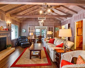 Idle Hours ~ Fantastic River Views & Walk to Downtown! Classic Russian River! - Guerneville - Living room