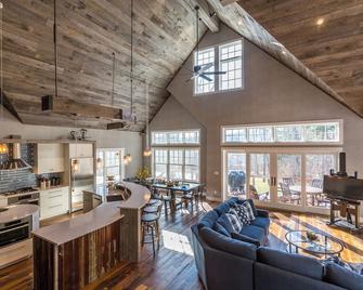 VT Family Oasis - 10 Mins to Stratton - Jamaica - Living room