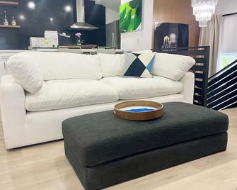 2 Bedroom City Apartment - Miami - Living room