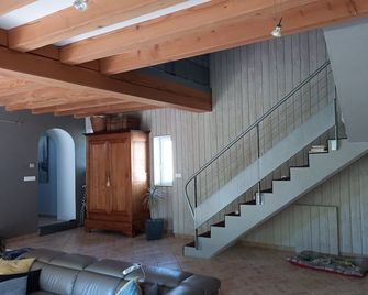 Vacation Rental for 8 People - 4 Bedrooms - 2 Bathrooms - Saint-Pourçain-sur-Sioule - Escaleras