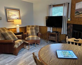 Cozy Brook North Cottage @ Ephraim Beach on Ephraim Village Cottages Resort - Ephraim - Living room